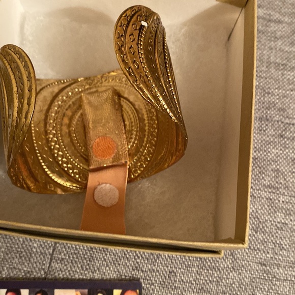 New in Box - Goldtone Cuff bracelet Fitbit tracker - Picture 2 of 6